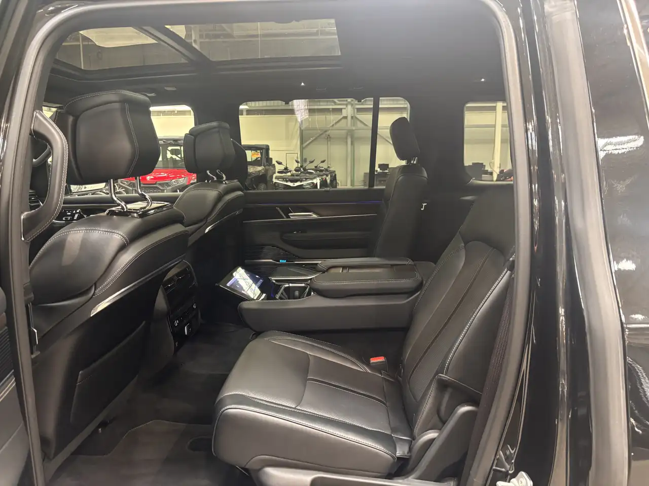 Jeep Grand Wagoneer - Image 12