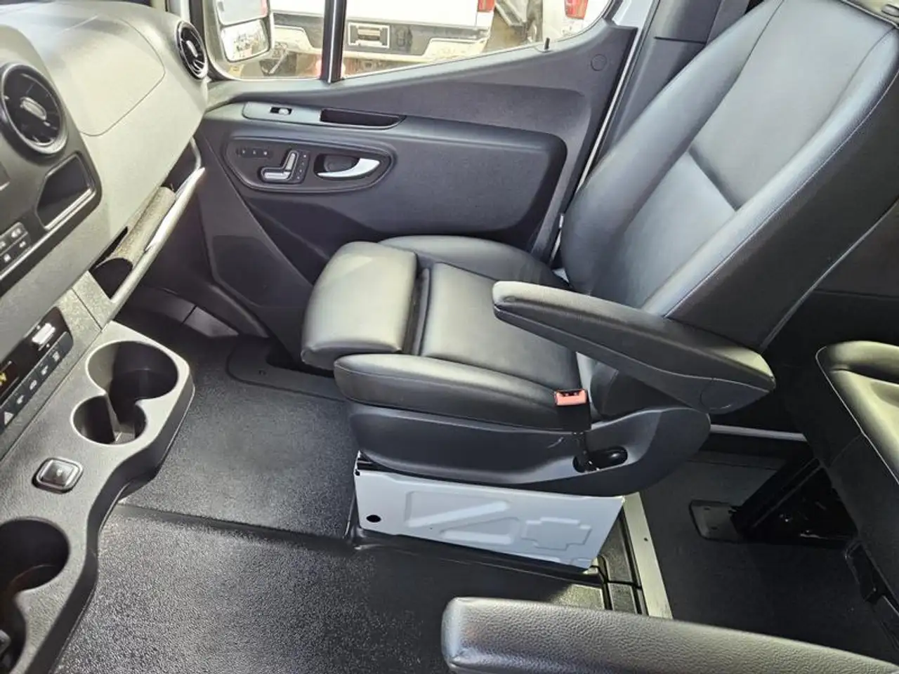 Mercedes-Benz Sprinter - Image 15