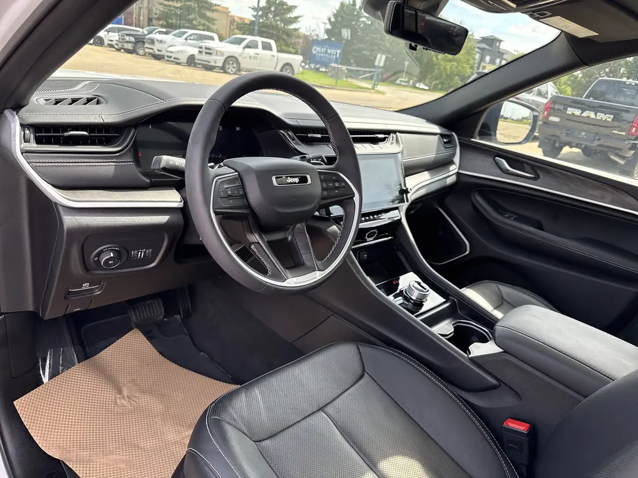 Jeep Grand Cherokee - Image 22