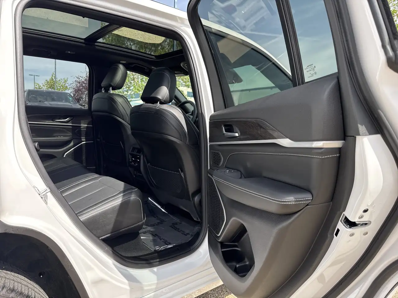 Jeep Grand Cherokee - Image 13