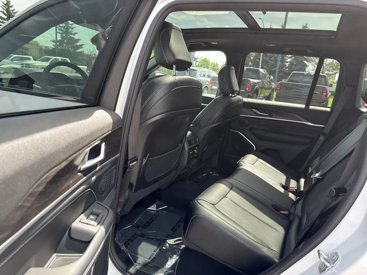 Jeep Grand Cherokee - Image 17