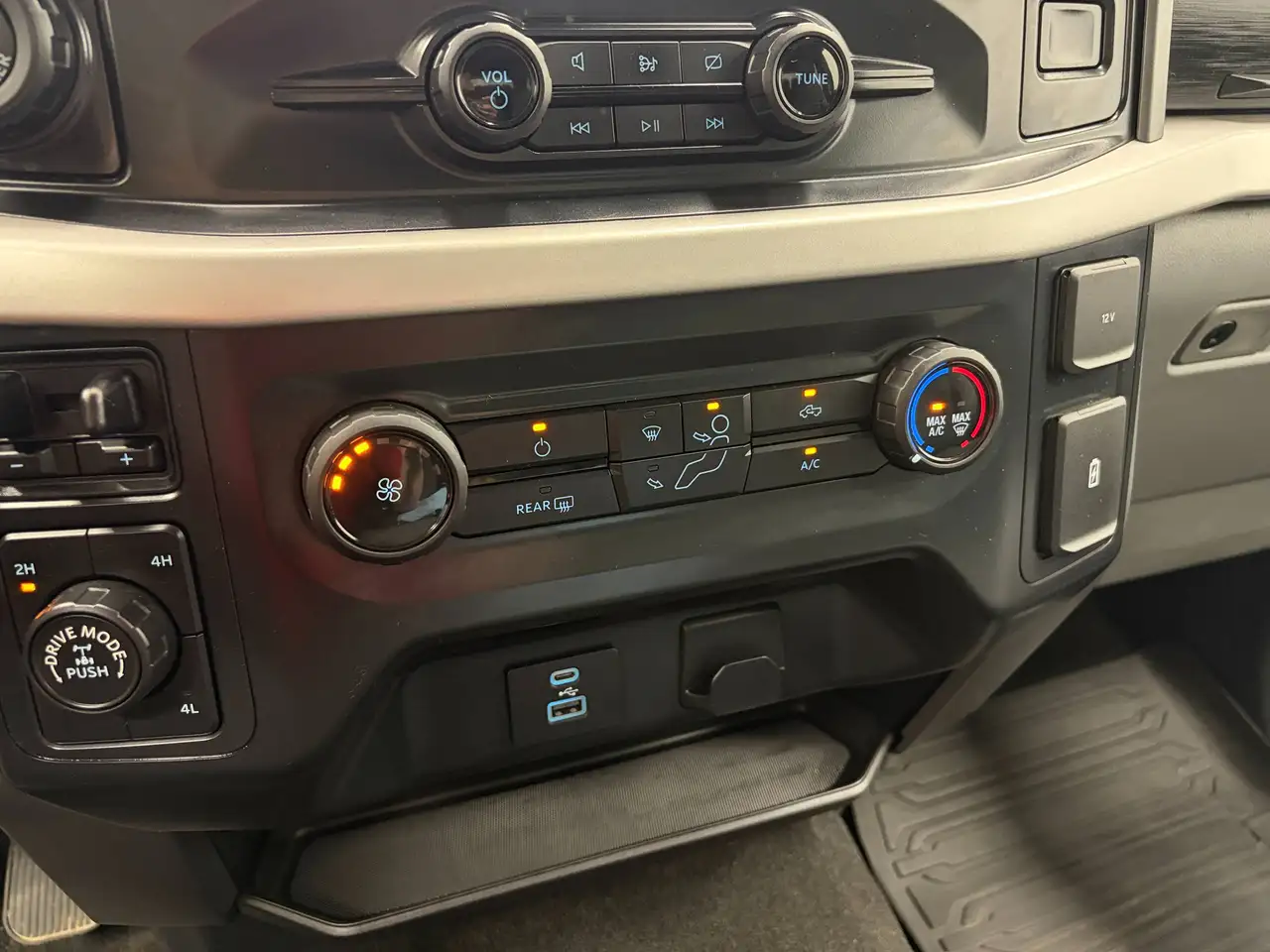 Ford F-150 - Image 25