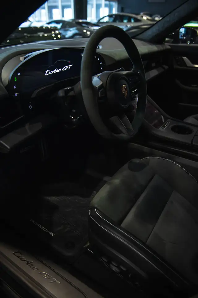 Porsche Taycan - Image 12