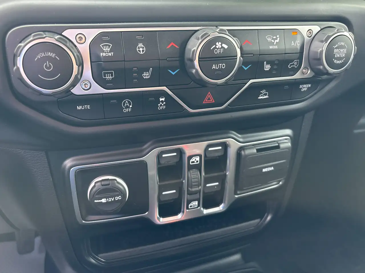 Jeep Gladiator - Image 32
