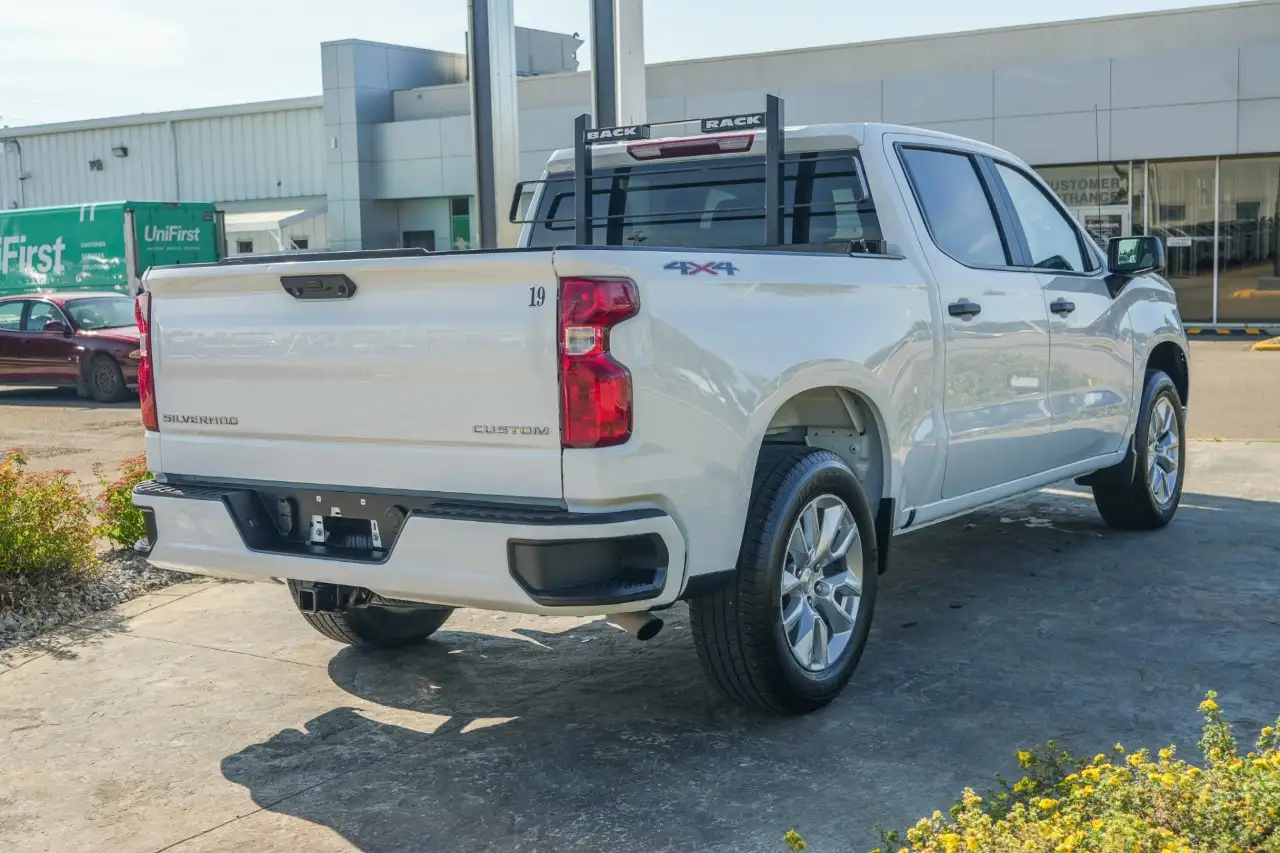 Chevrolet Silverado 1500 - Image 2
