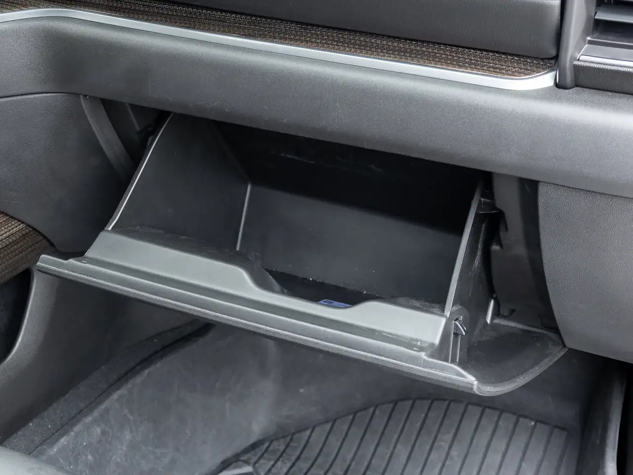 Chevrolet Silverado 1500 - Image 23