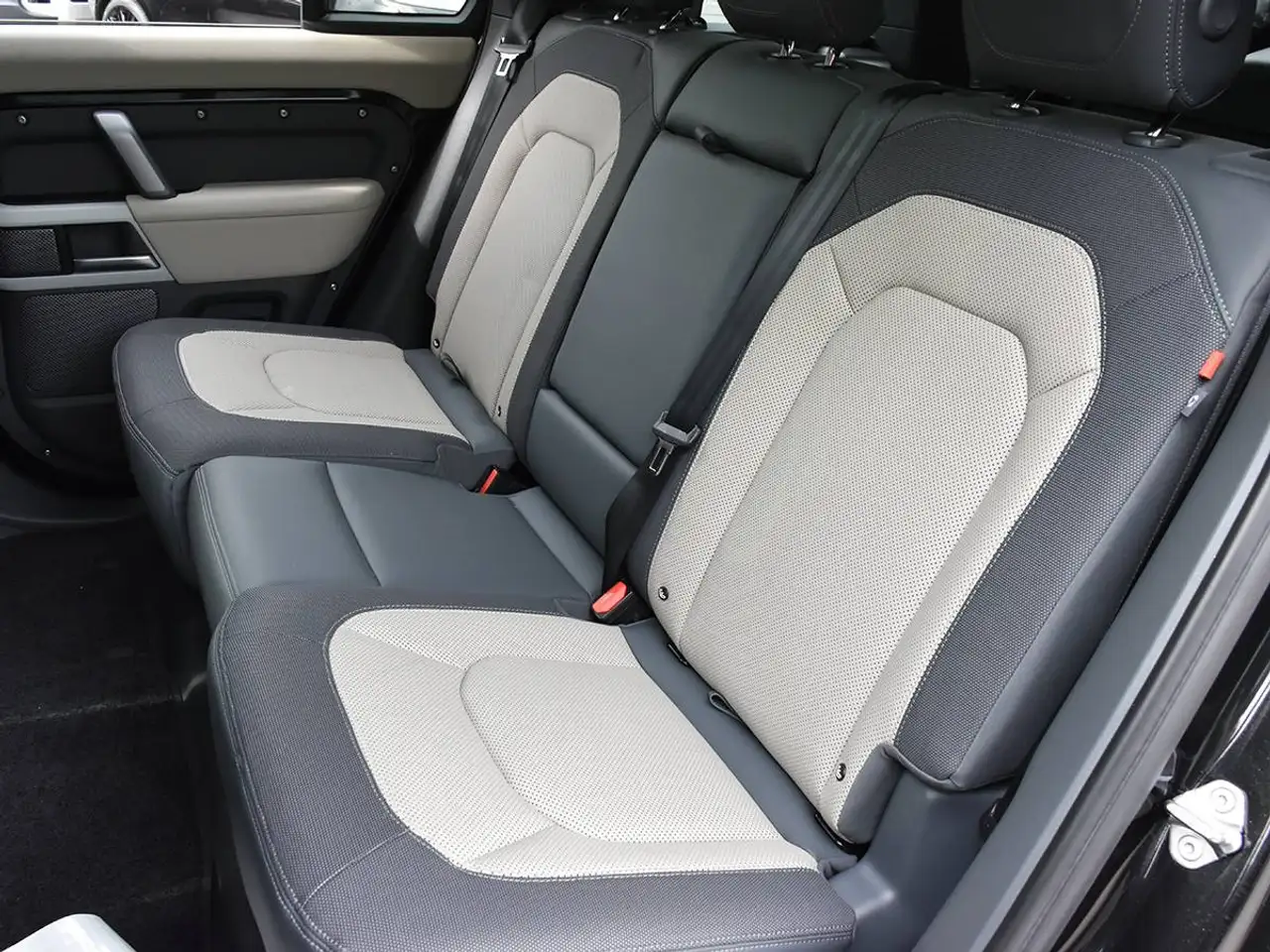 Land Rover Defender - Image 14