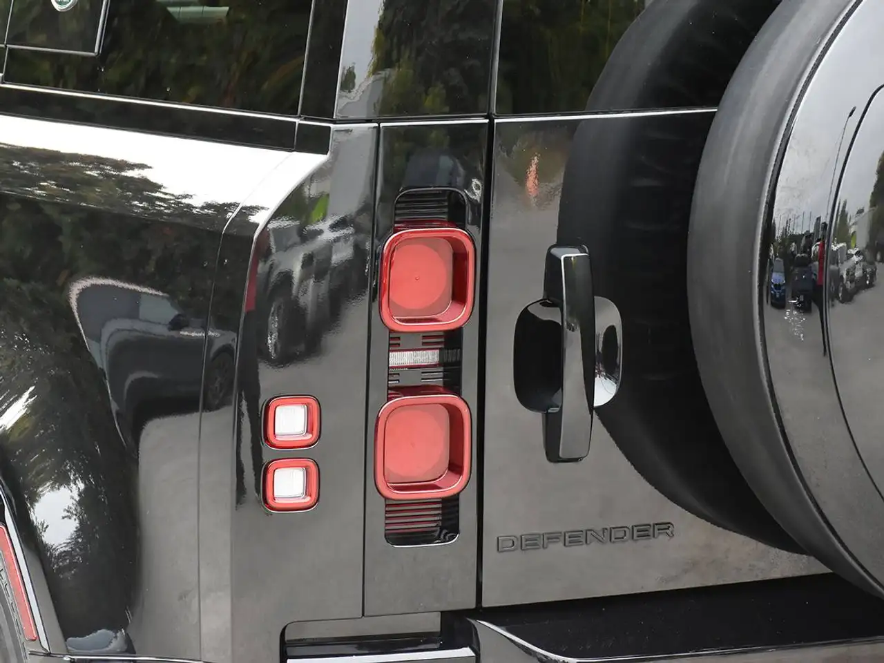 Land Rover Defender - Image 7