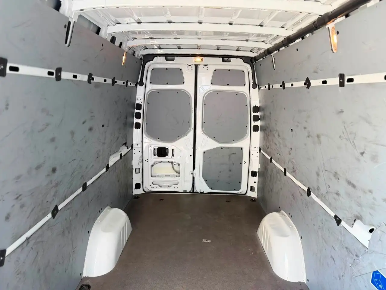 Mercedes-Benz Sprinter - Image 19