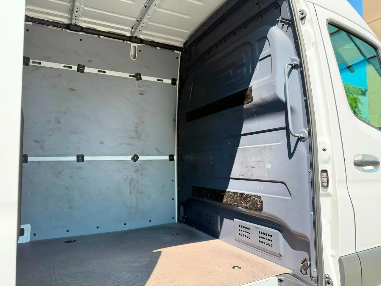 Mercedes-Benz Sprinter - Image 18