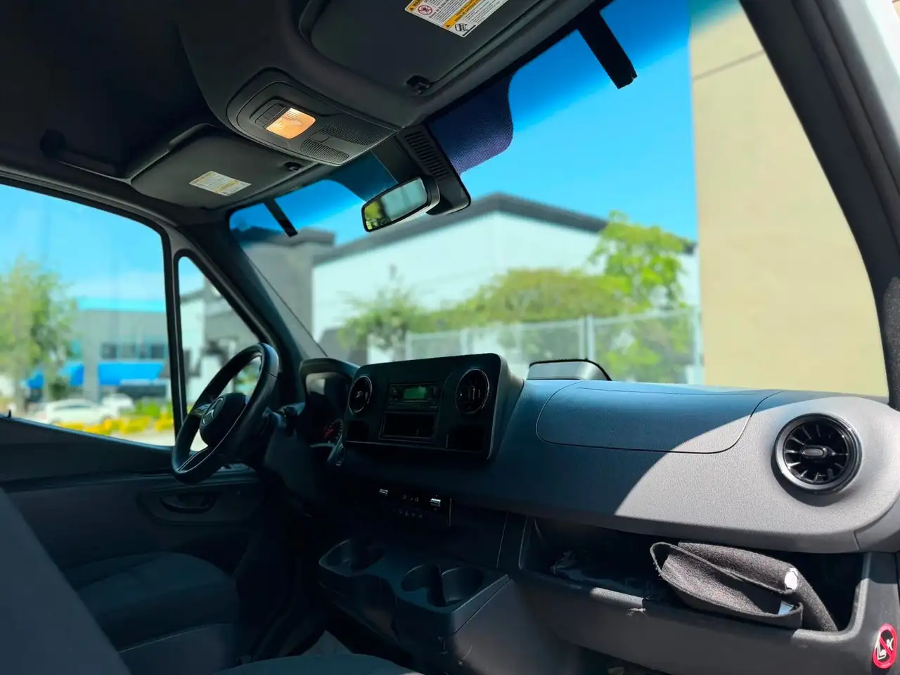 Mercedes-Benz Sprinter - Image 10