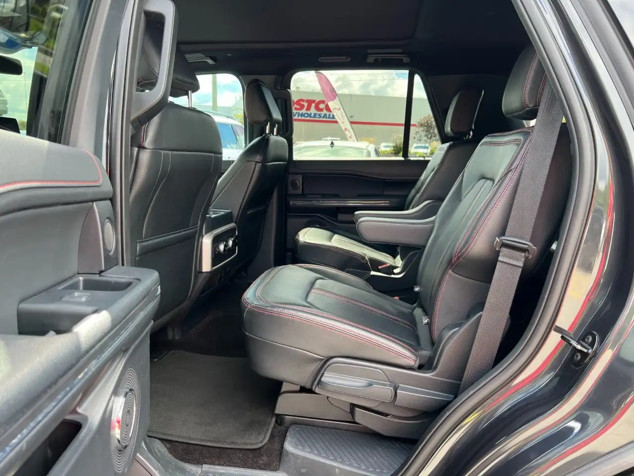 Ford Expedition - Image 12