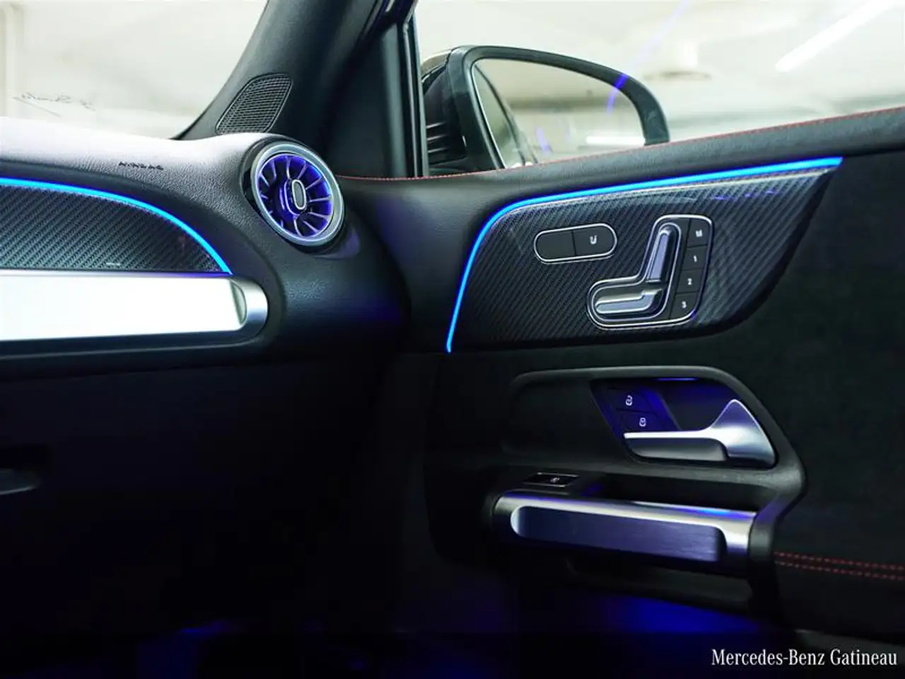 Mercedes-Benz GLB - Image 30