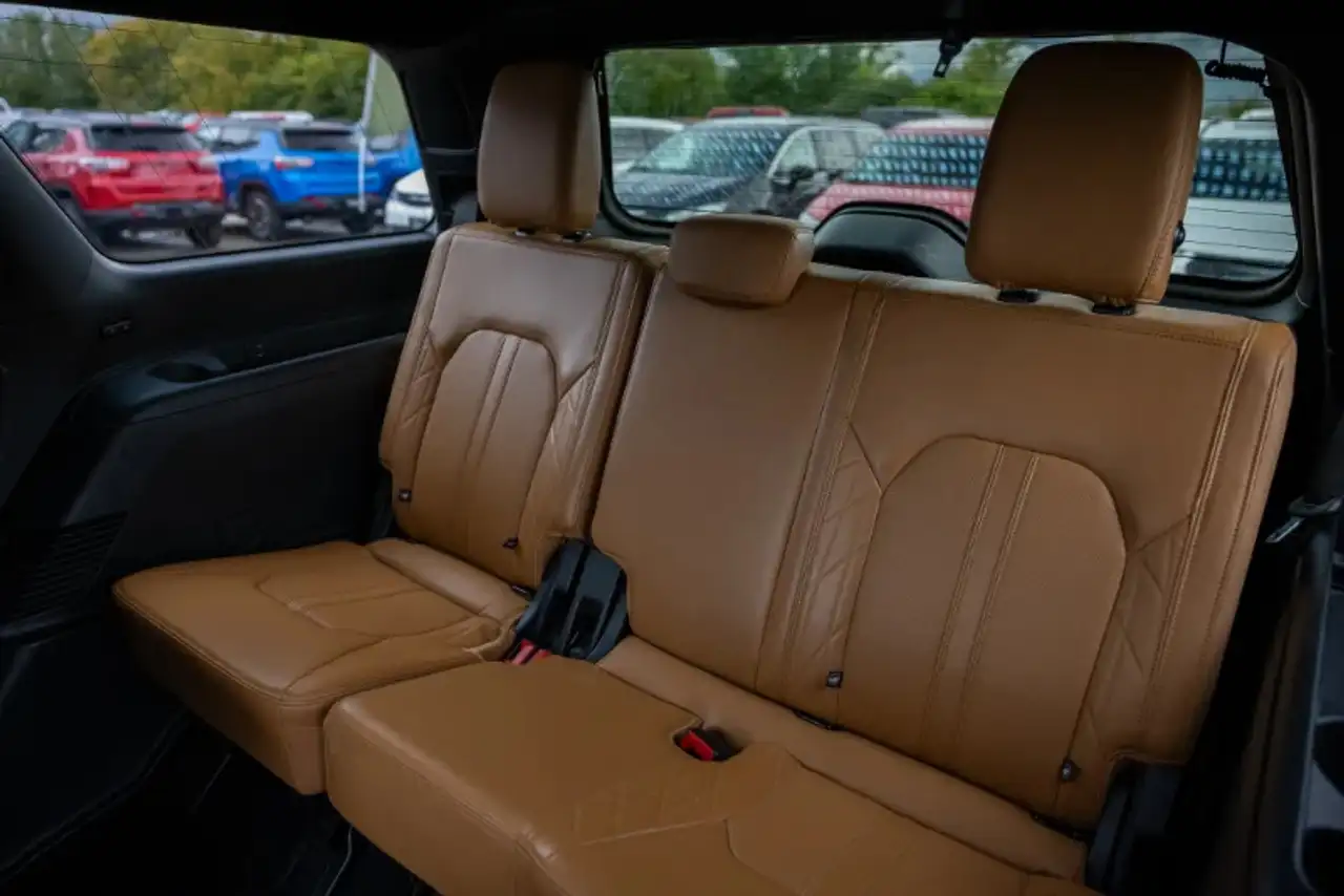 Ford Expedition - Image 22