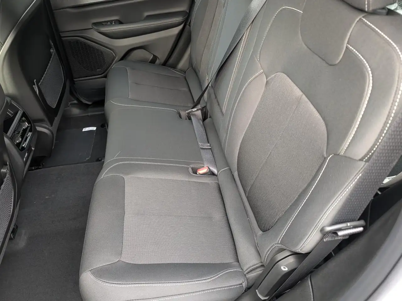 Jeep Grand Cherokee - Image 8