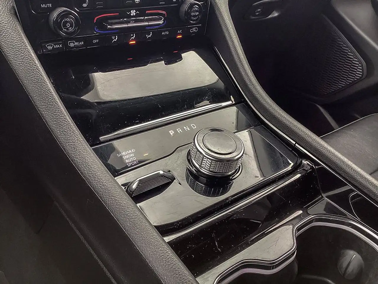 Jeep Grand Cherokee - Image 21