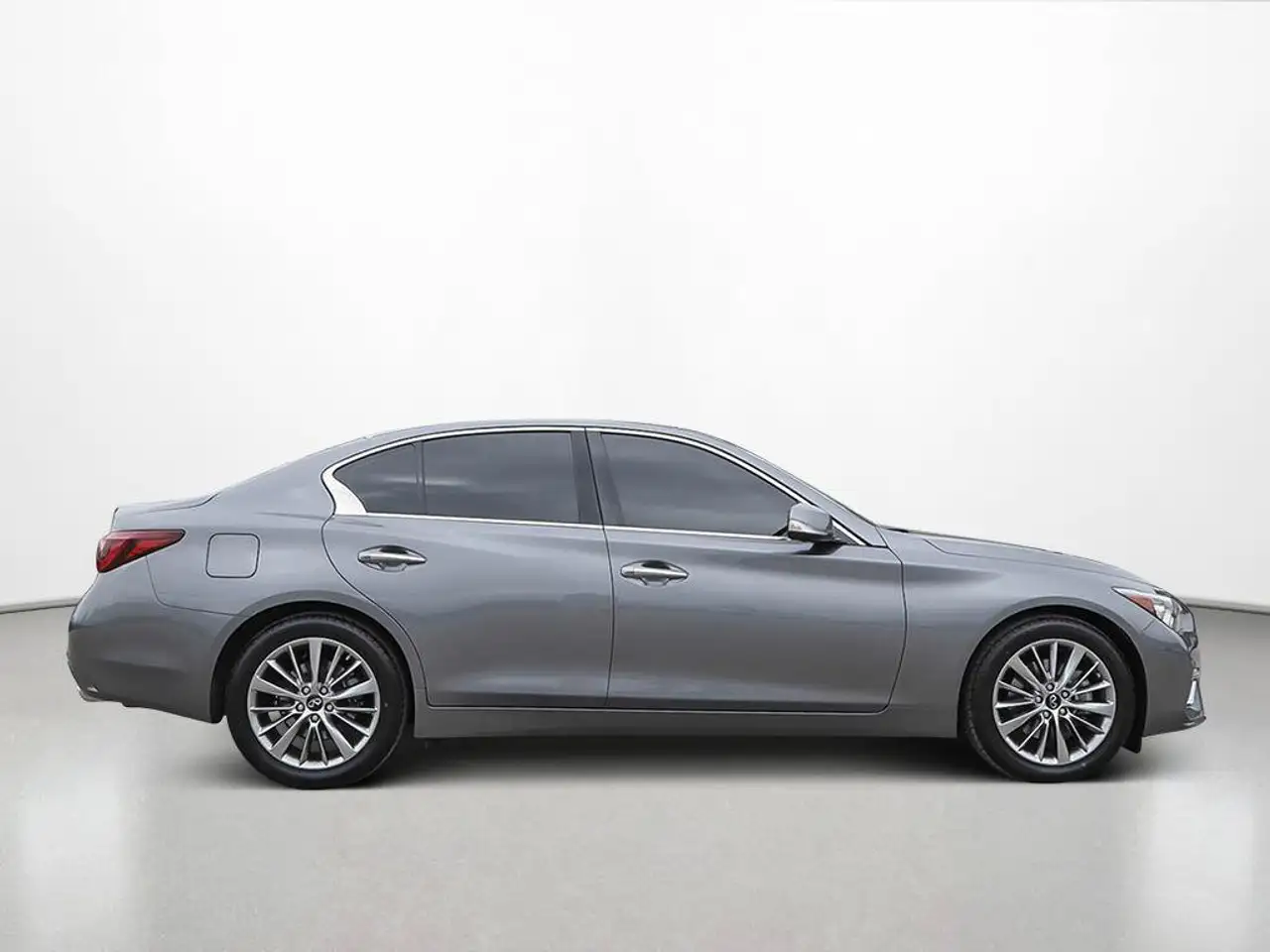 Infiniti Q50 - Image 2