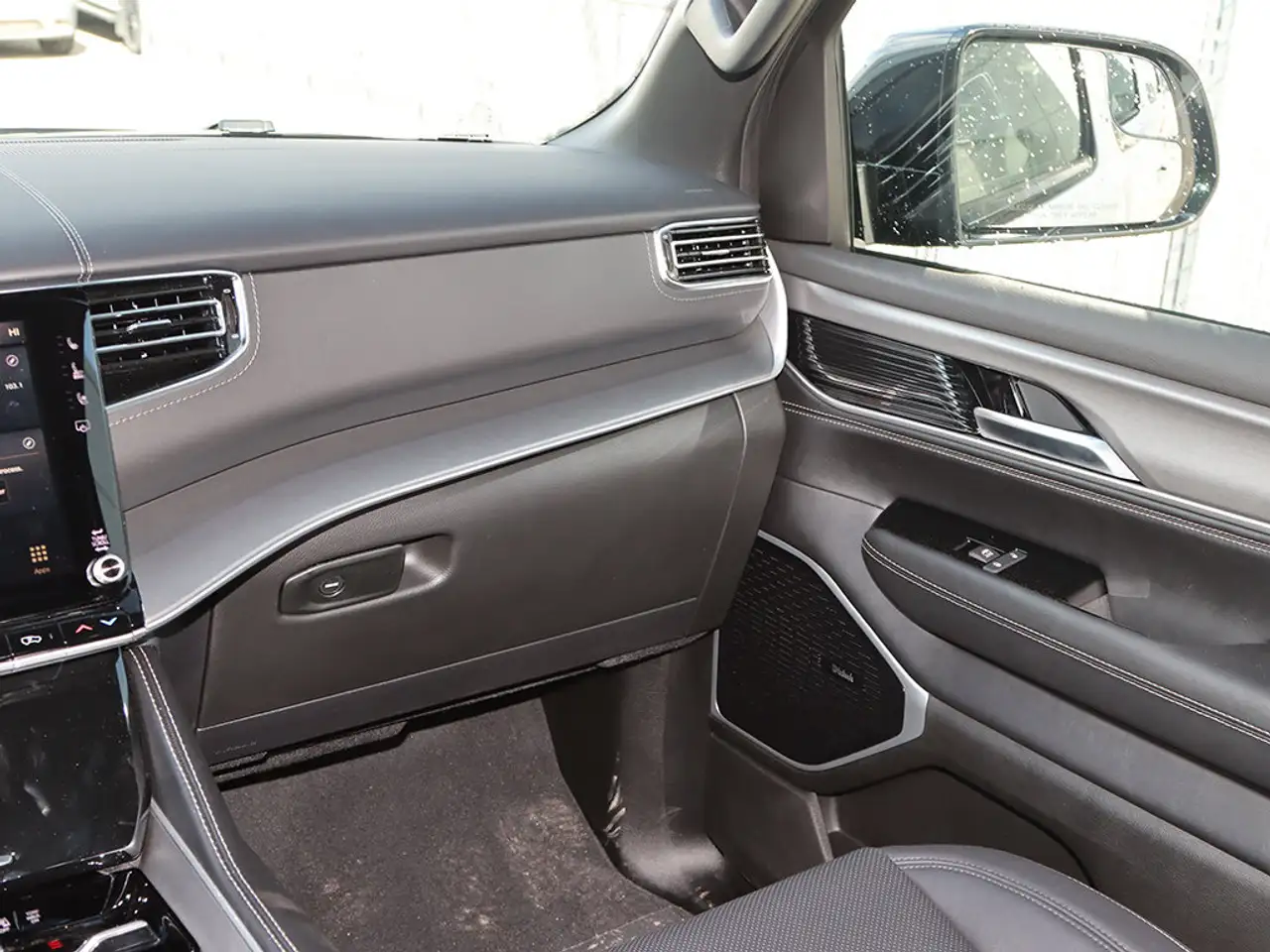 Jeep Grand Wagoneer - Image 19