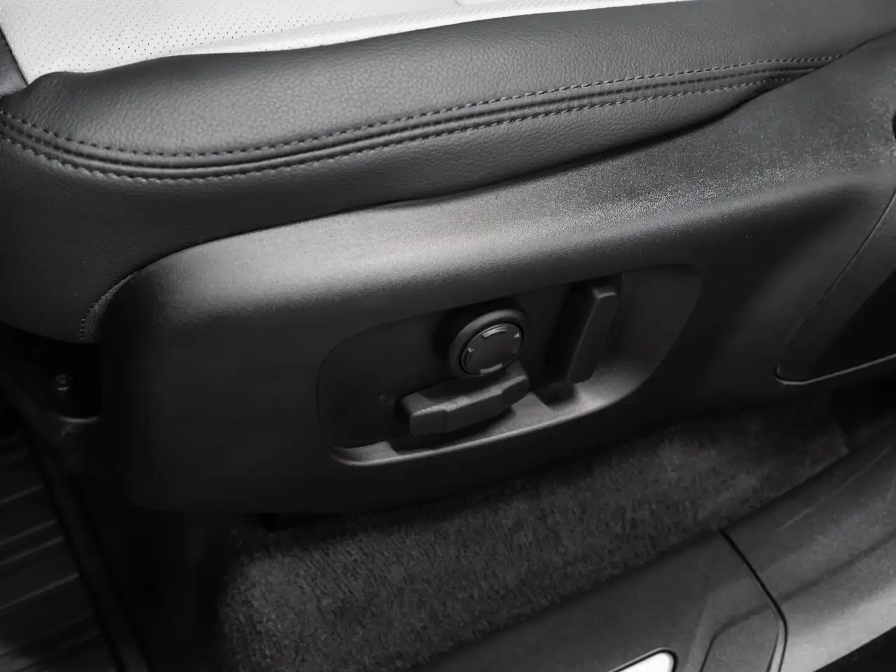 Land Rover Range Rover Velar - Image 30