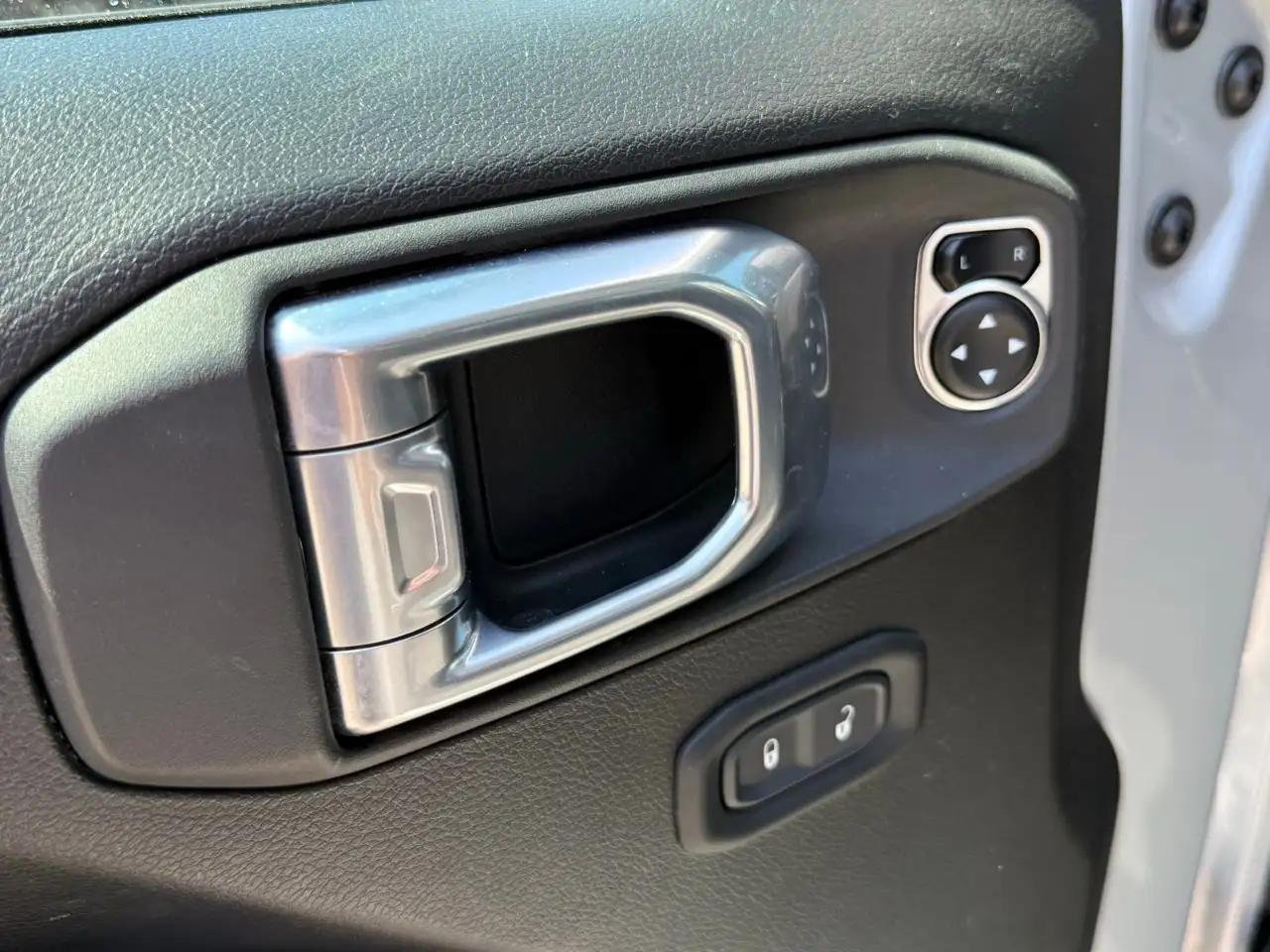 Jeep Wrangler - Image 17