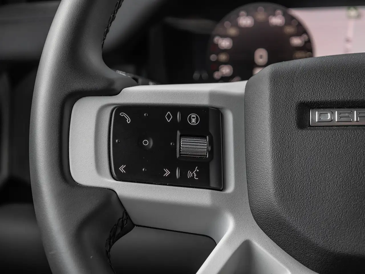 Land Rover Defender - Image 11