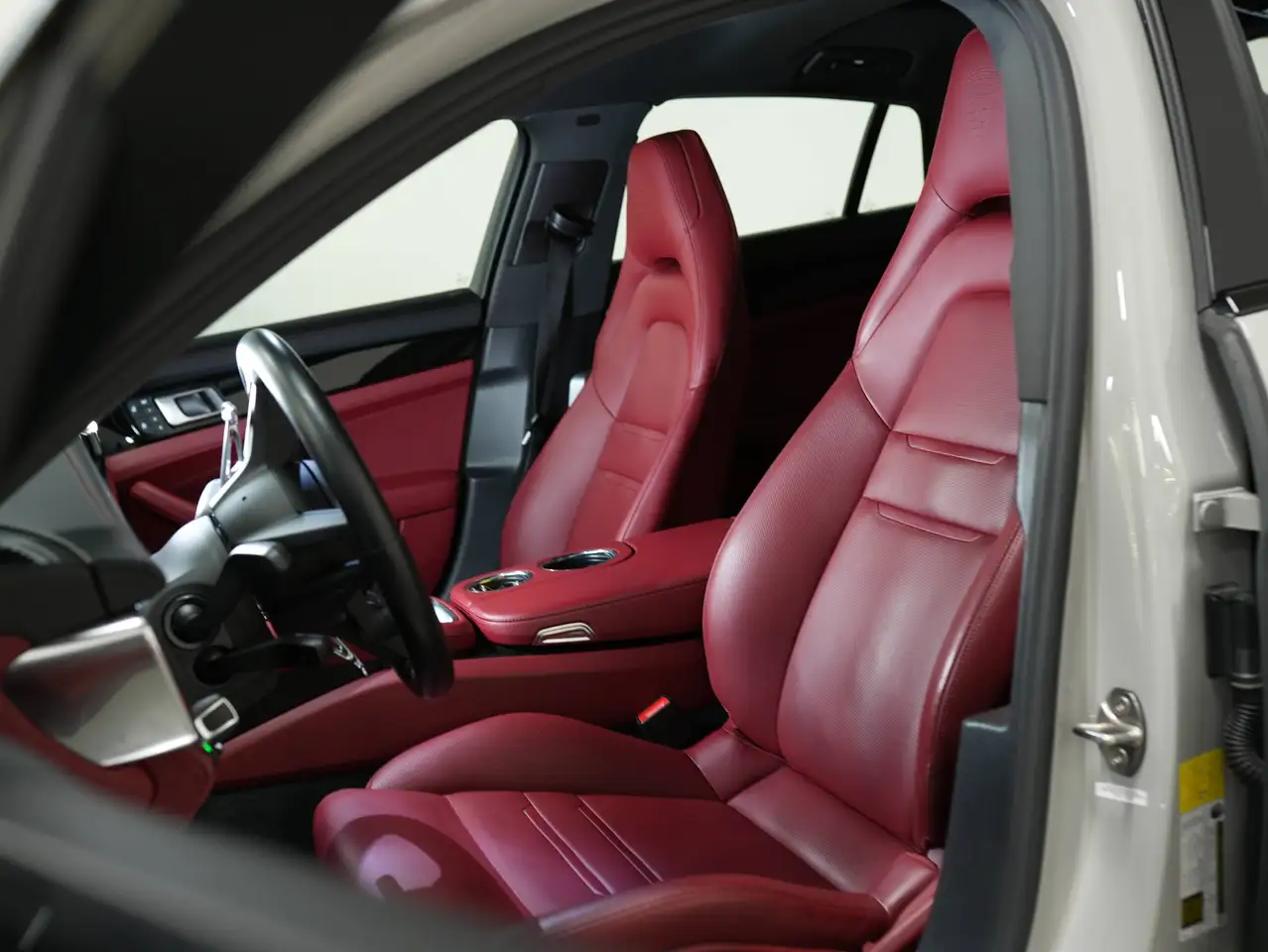 Porsche Panamera - Image 25