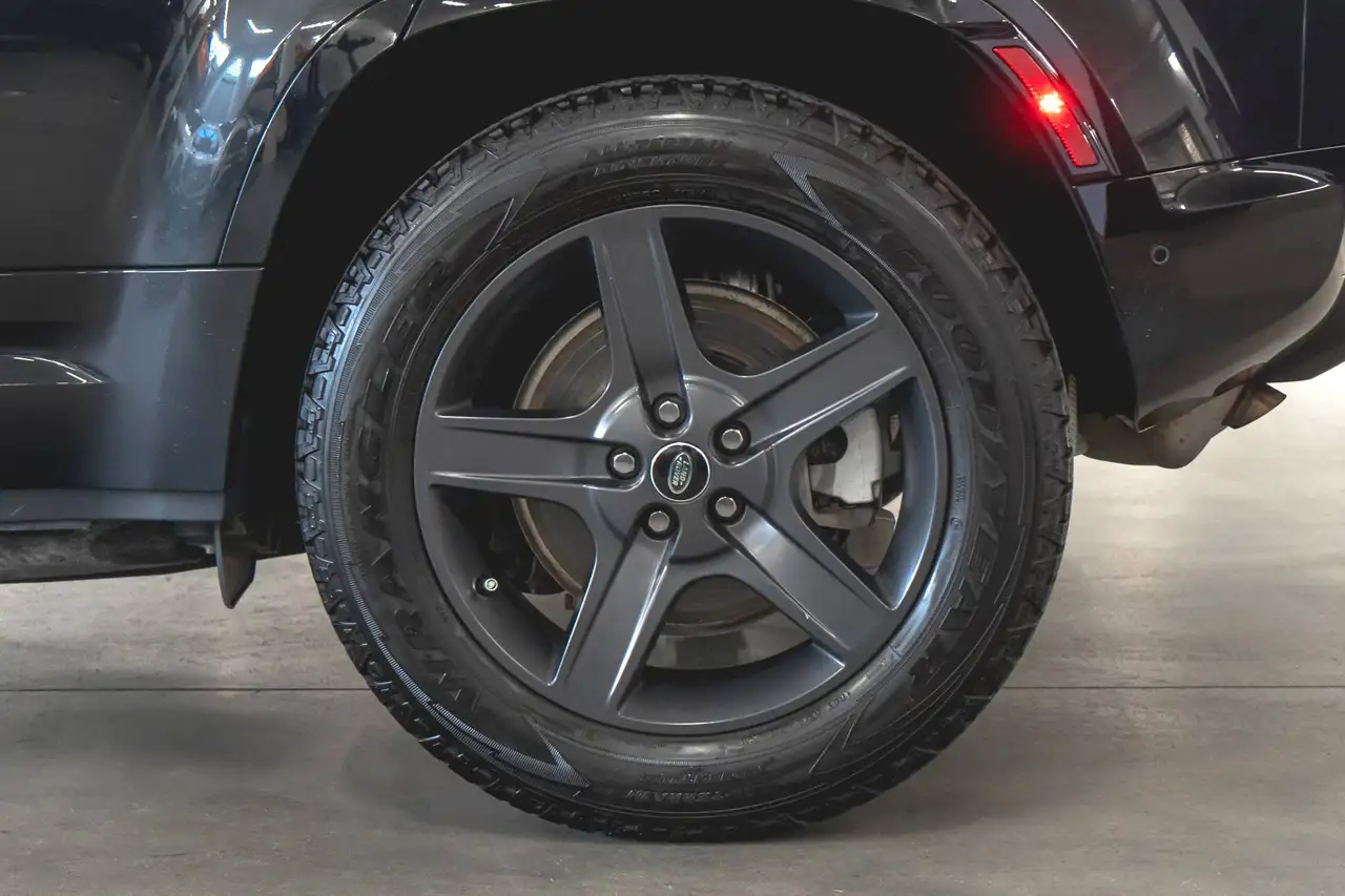 Land Rover Defender - Image 18