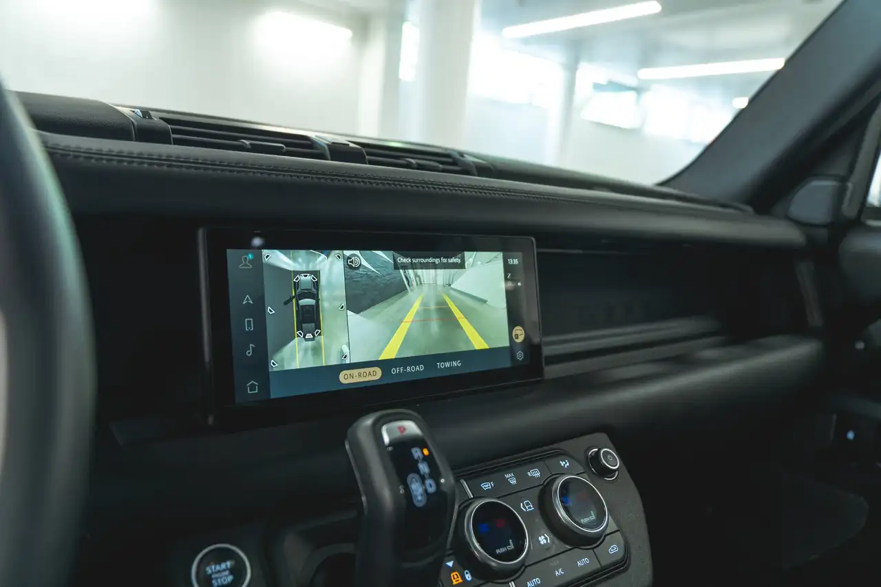 Land Rover Defender - Image 12