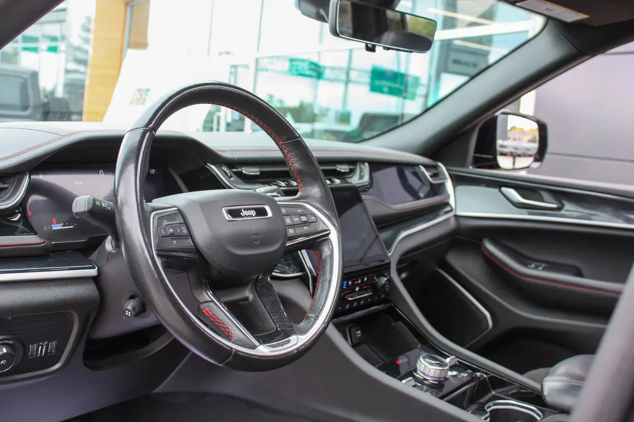 Jeep Grand Cherokee - Image 28