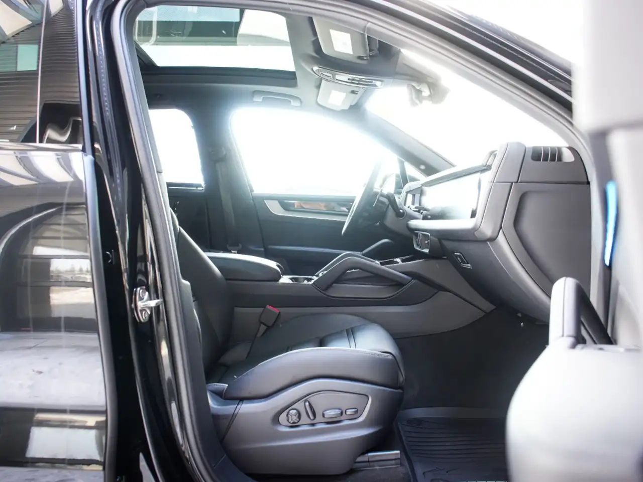 Porsche Cayenne - Image 17