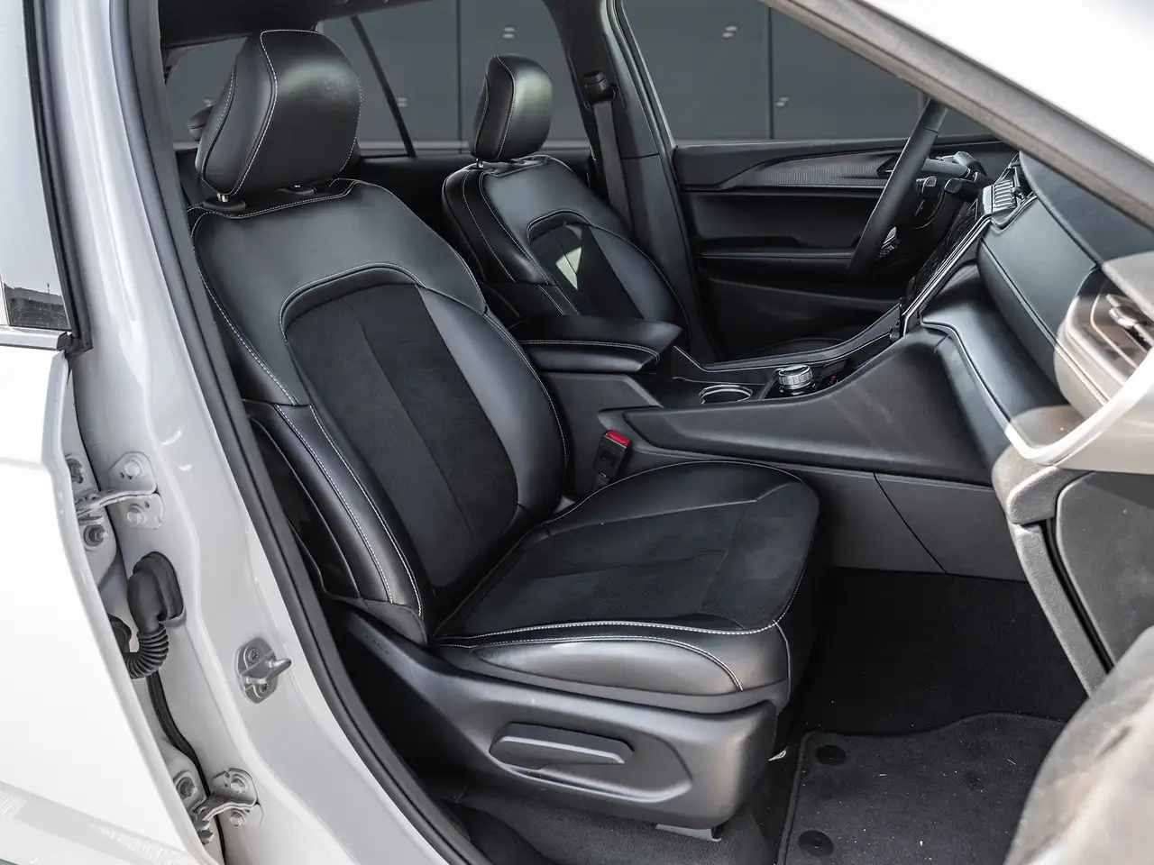 Jeep Grand Cherokee - Image 22