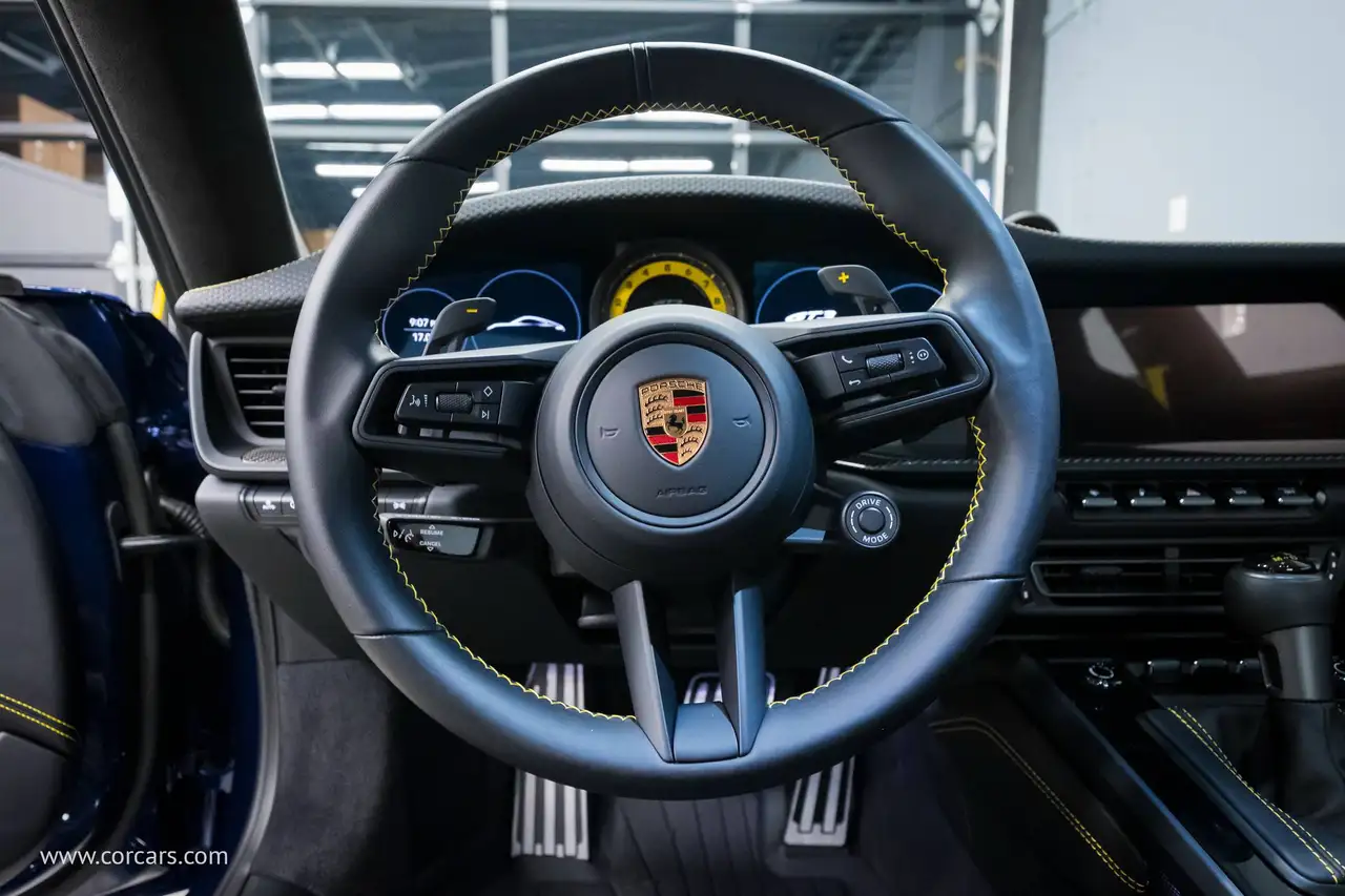 Porsche 911 - Image 32