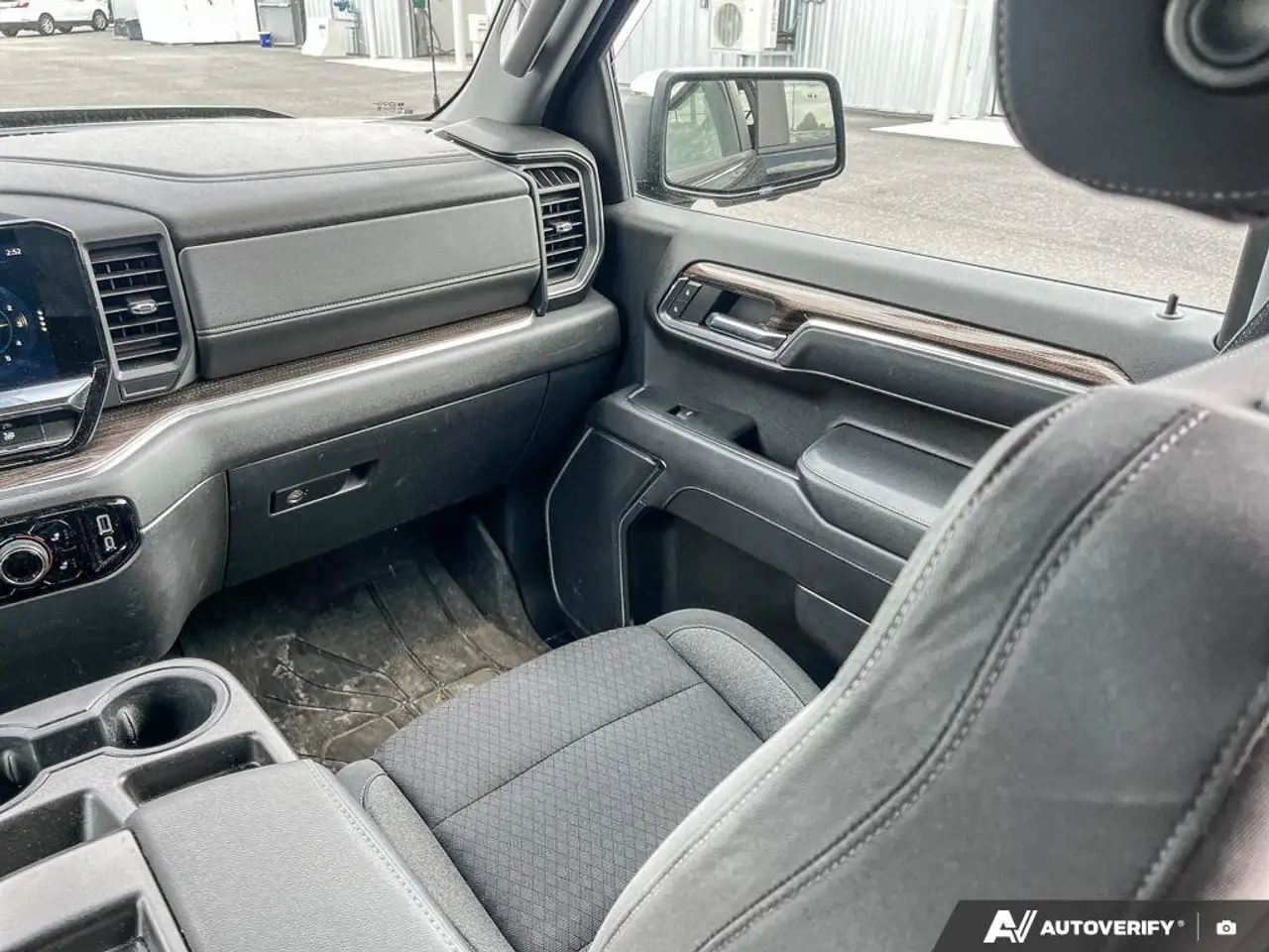 Chevrolet Silverado 1500 - Image 23
