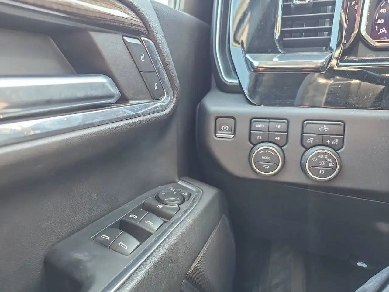 Chevrolet Silverado 1500 - Image 22
