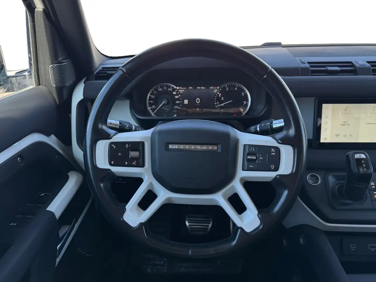 Land Rover Defender - Image 12