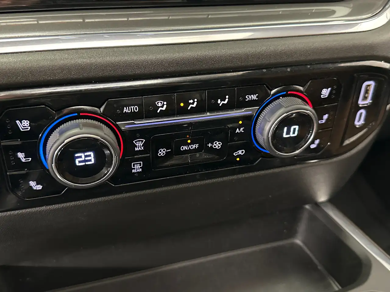 Chevrolet Silverado 1500 - Image 20