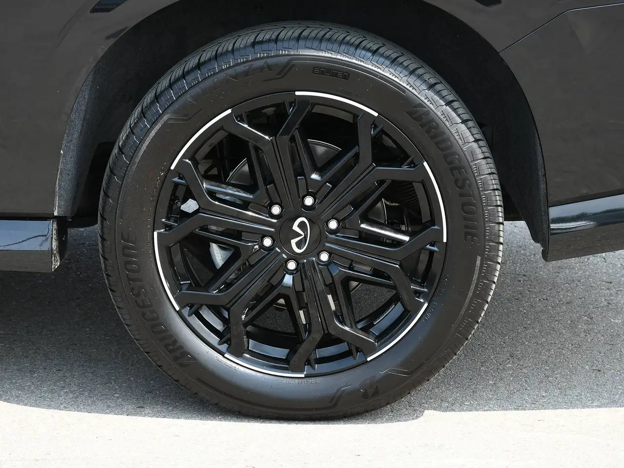 Infiniti QX80 - Image 28
