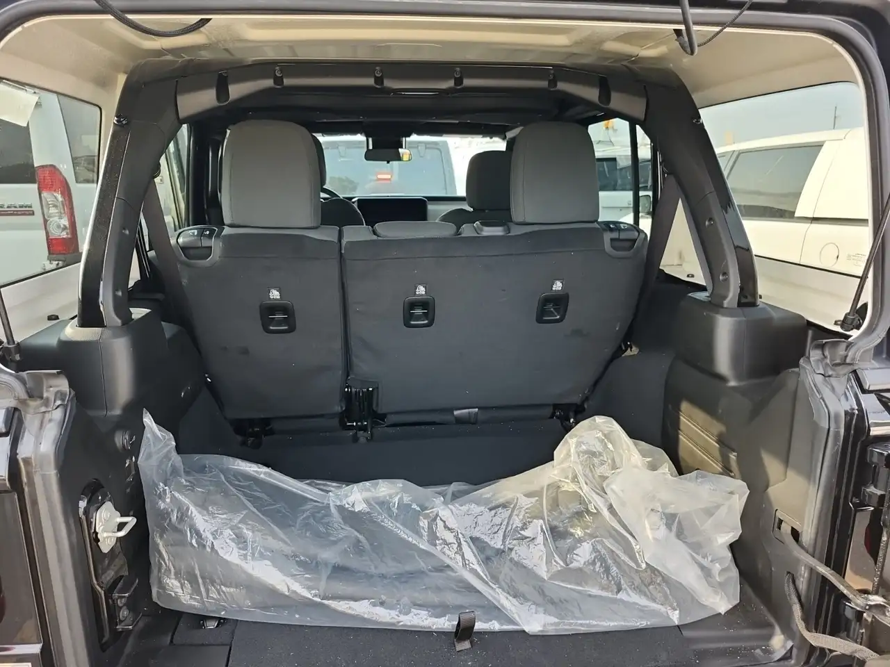 Jeep Wrangler - Image 11