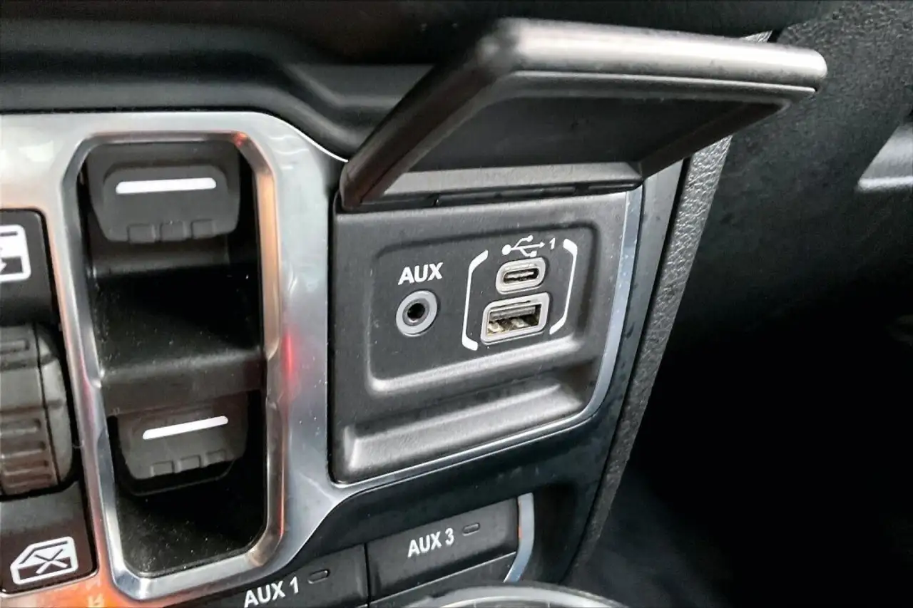 Jeep Wrangler - Image 16