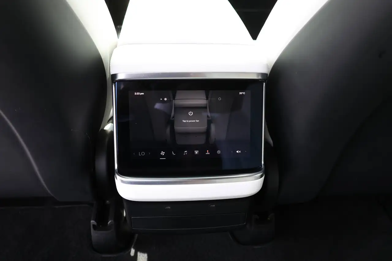 Tesla Model X - Image 12