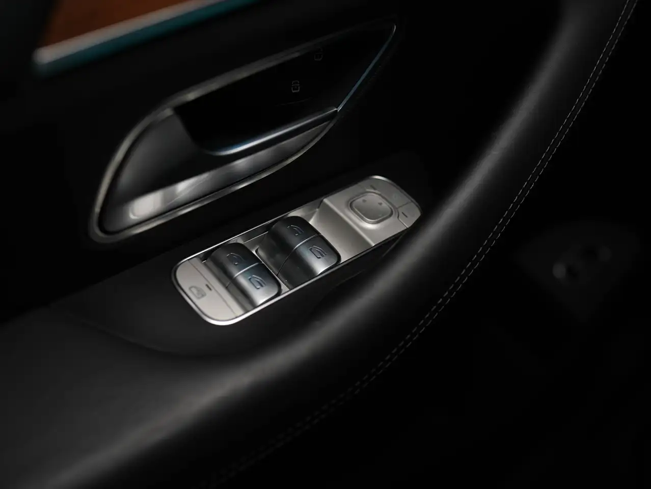 Mercedes-Benz GLE - Image 25