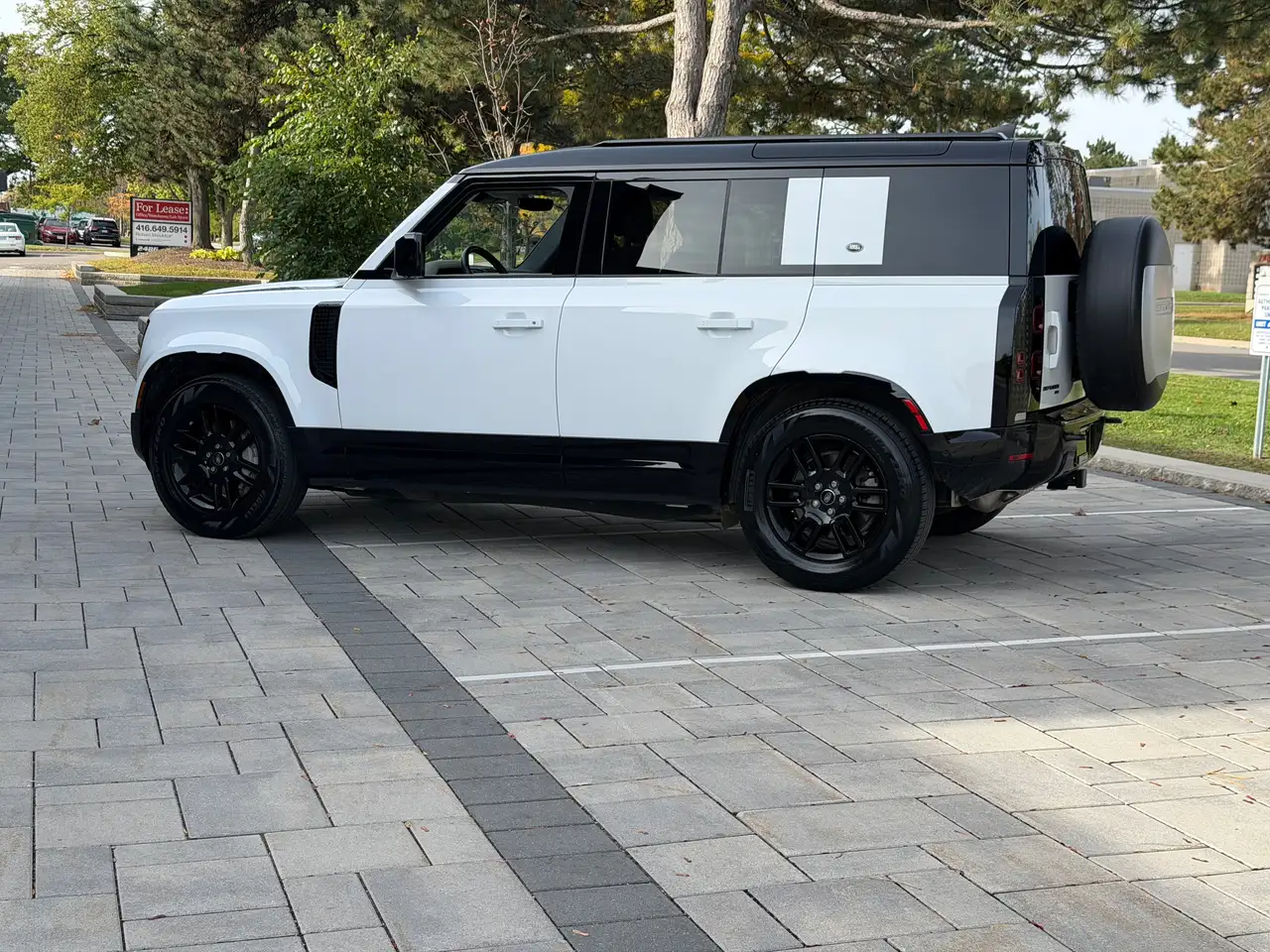 Land Rover Defender - Image 9