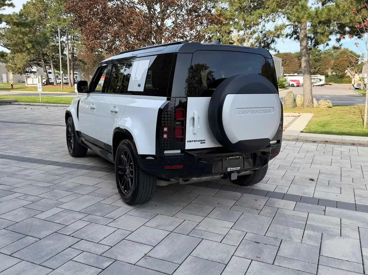 Land Rover Defender - Image 25
