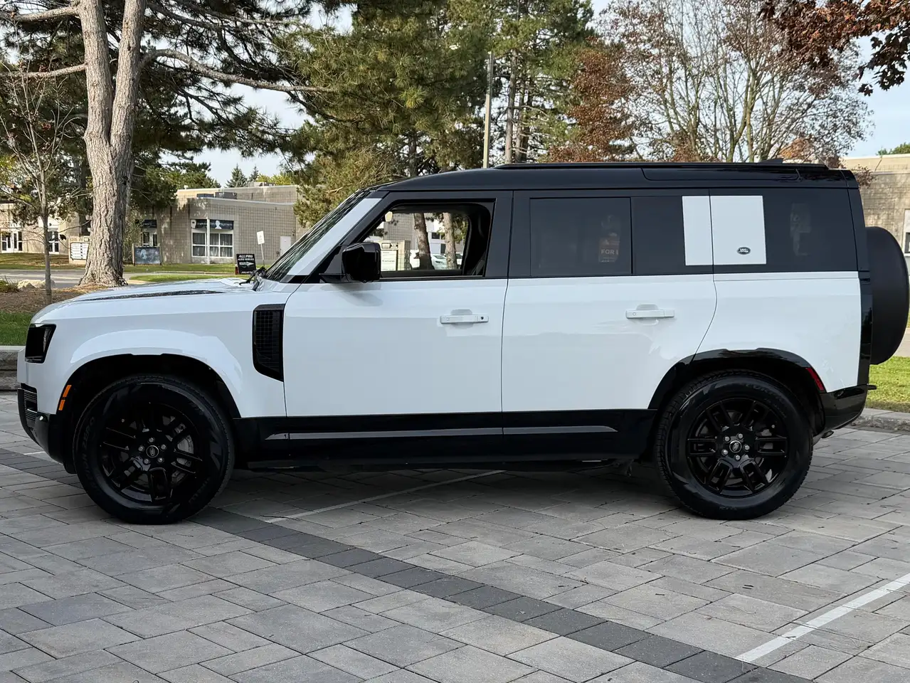 Land Rover Defender - Image 11