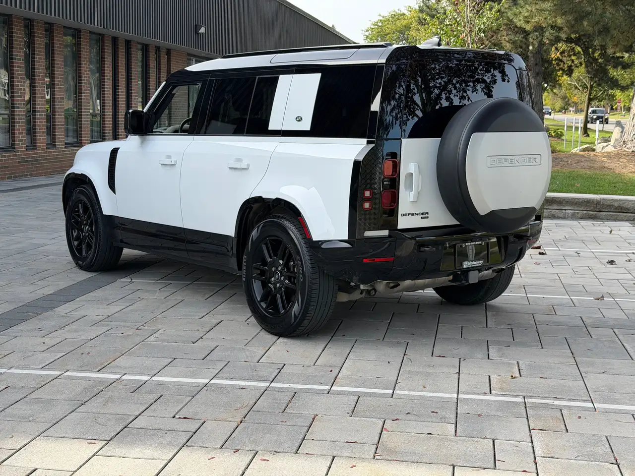 Land Rover Defender - Image 7