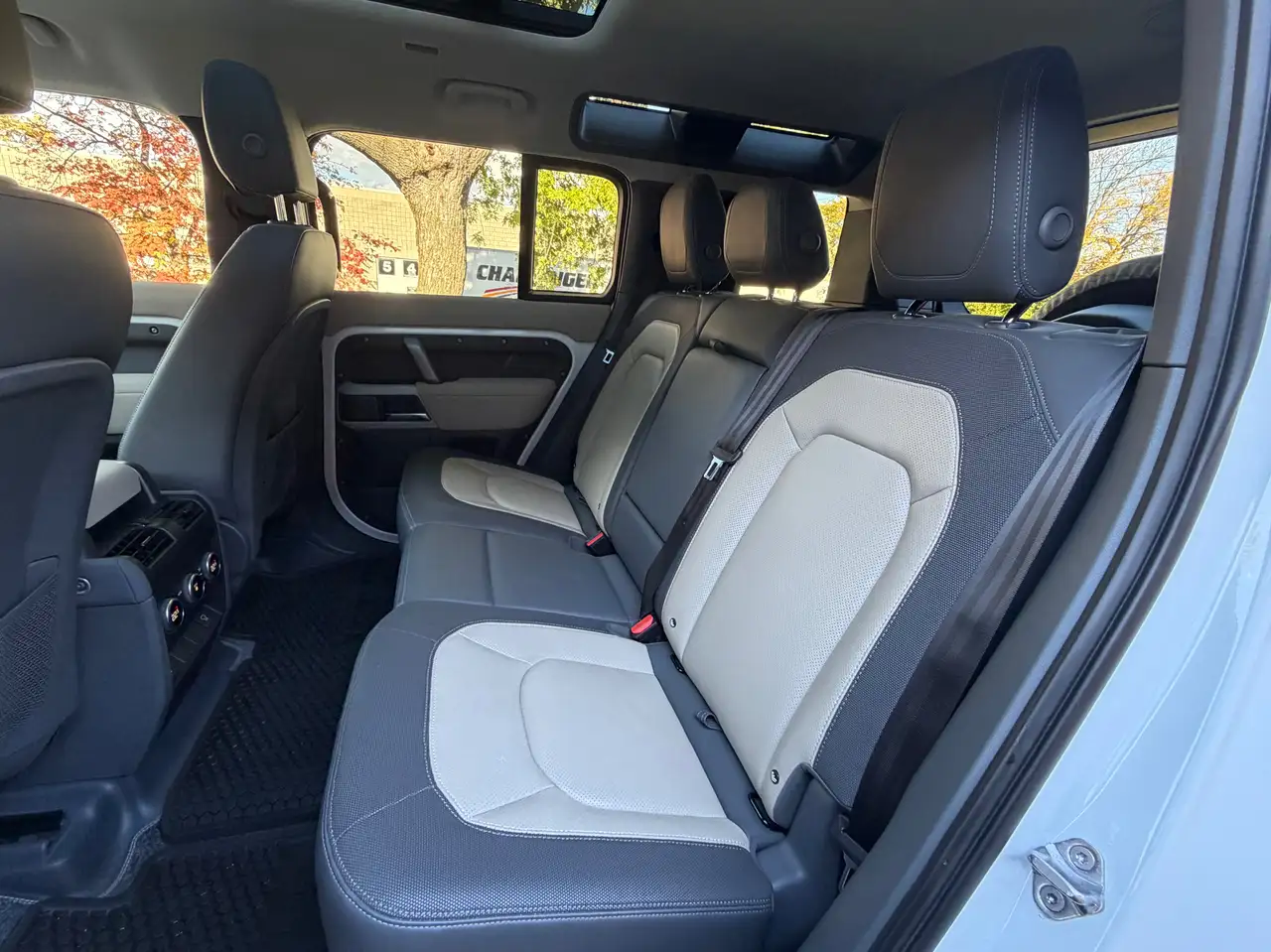 Land Rover Defender - Image 15