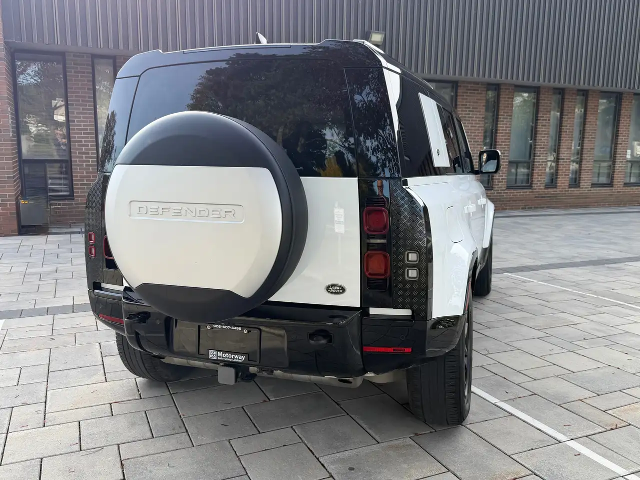 Land Rover Defender - Image 5