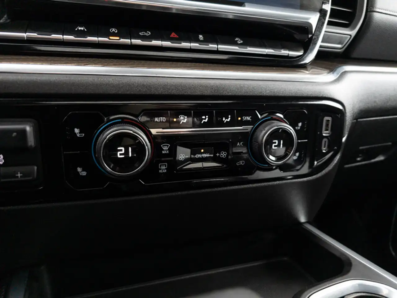 Chevrolet Silverado 1500 - Image 22