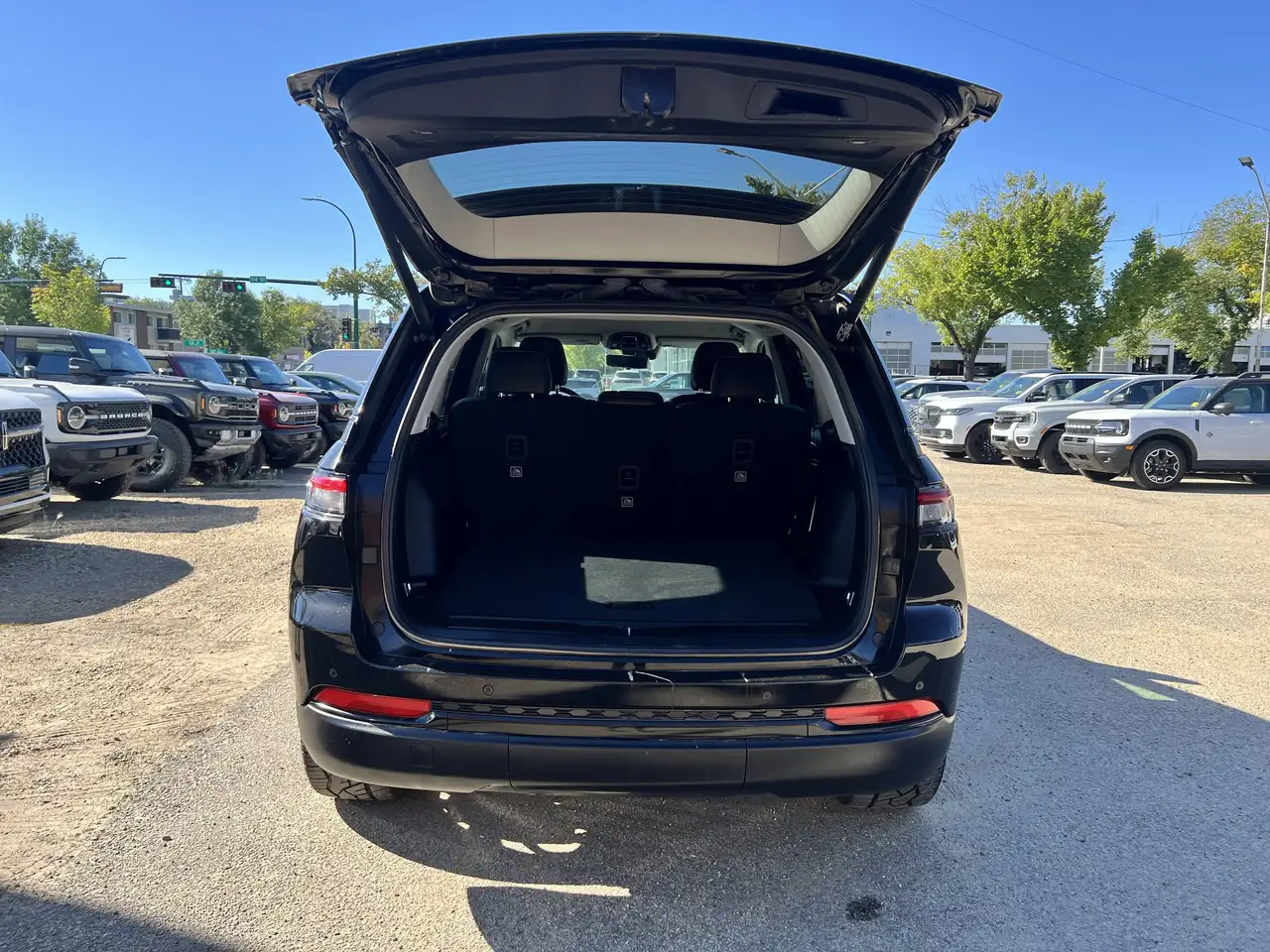 Jeep Grand Cherokee - Image 24