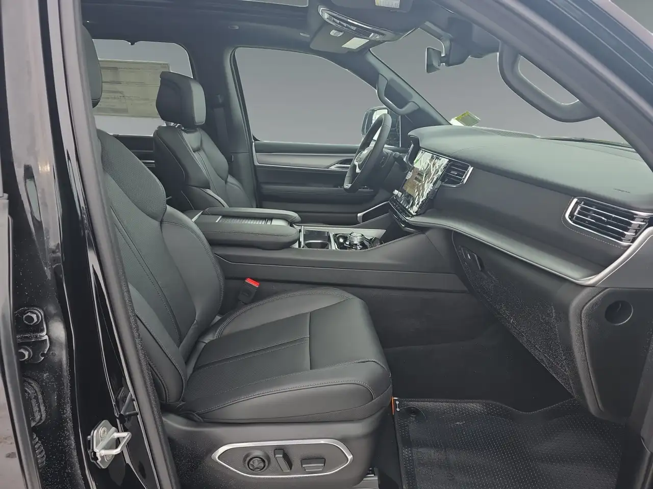 Jeep Grand Wagoneer - Image 15